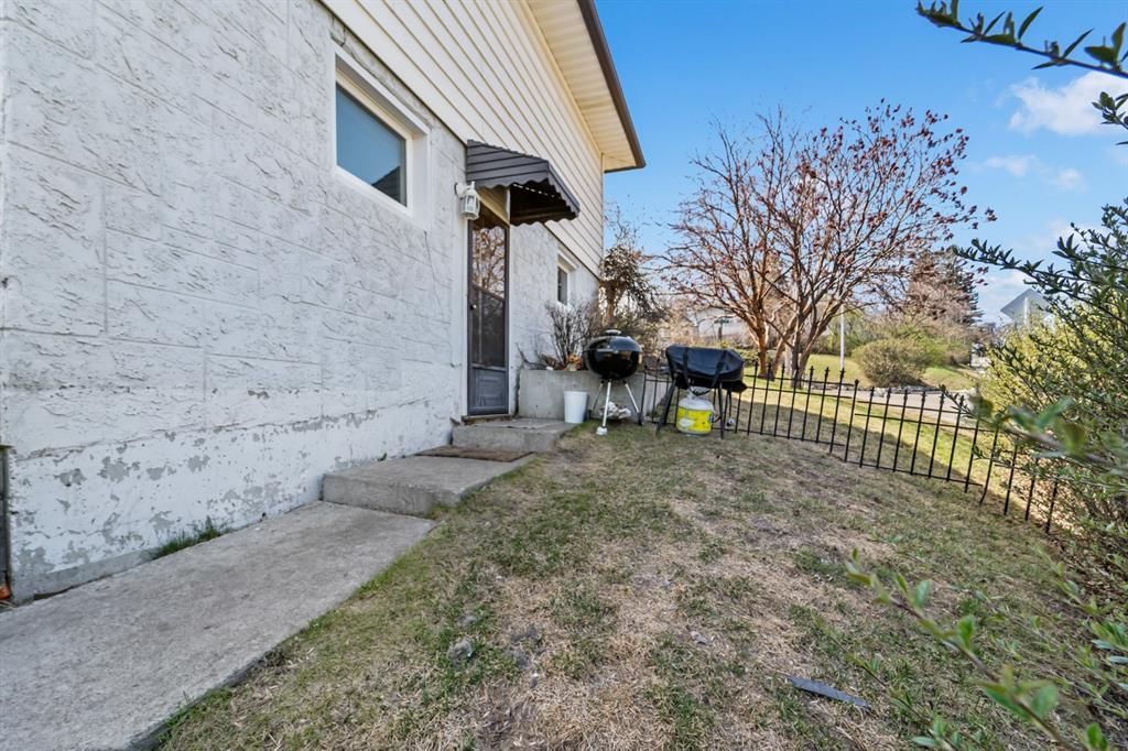 224 Hendon Drive NW, Calgary — photo 5 of 13
