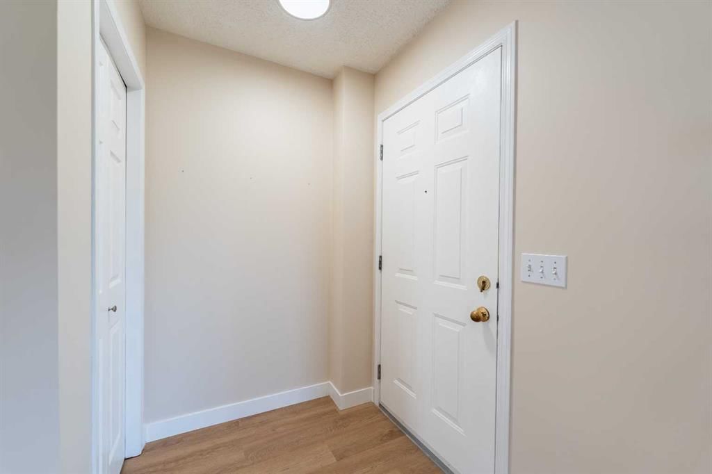7415 26A Street SE, Calgary — photo 2 of 37