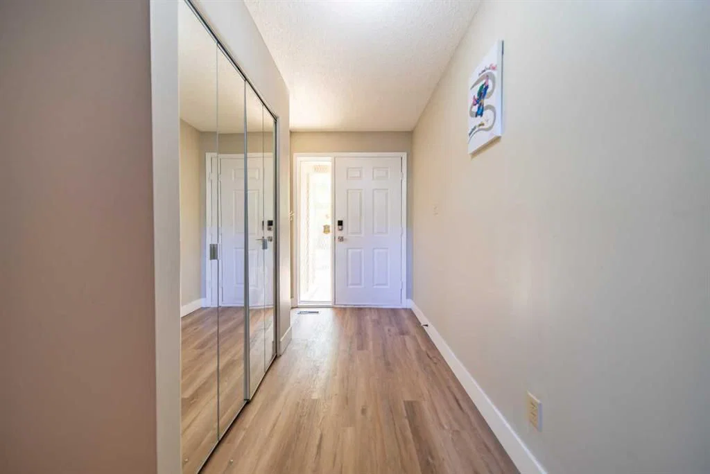 22 Point Mckay Court NW, Calgary — photo 3 of 33
