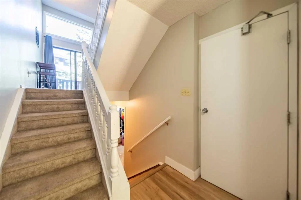 22 Point Mckay Court NW, Calgary — photo 4 of 33