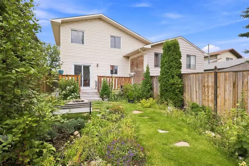 30 Bermuda Drive NW, Calgary — photo 2 of 30