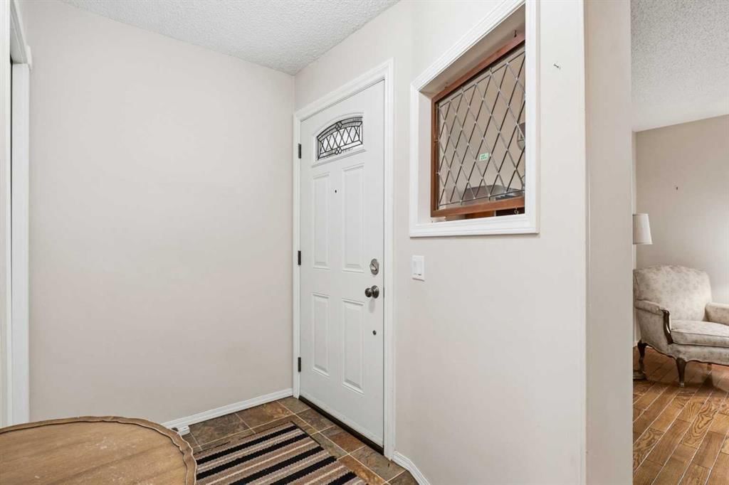 30 Bermuda Drive NW, Calgary — photo 4 of 30