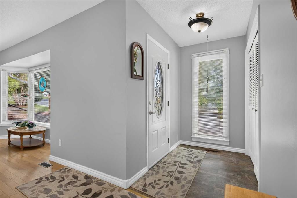 187 Silver Brook Road NW, Calgary — photo 5 of 50