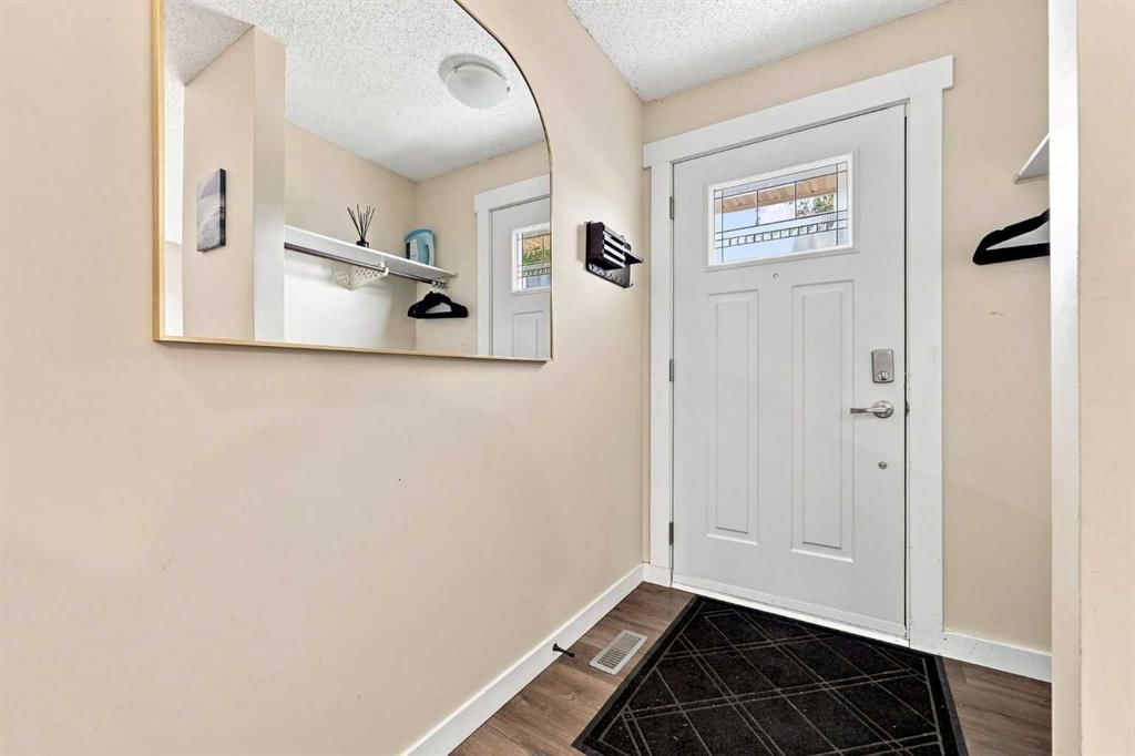 27 Erin Grove Close SE, Calgary — photo 2 of 46