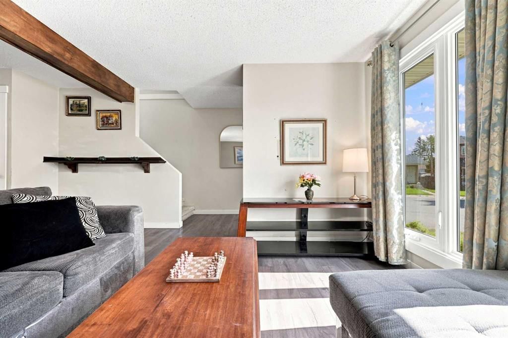 27 Erin Grove Close SE, Calgary — photo 4 of 46