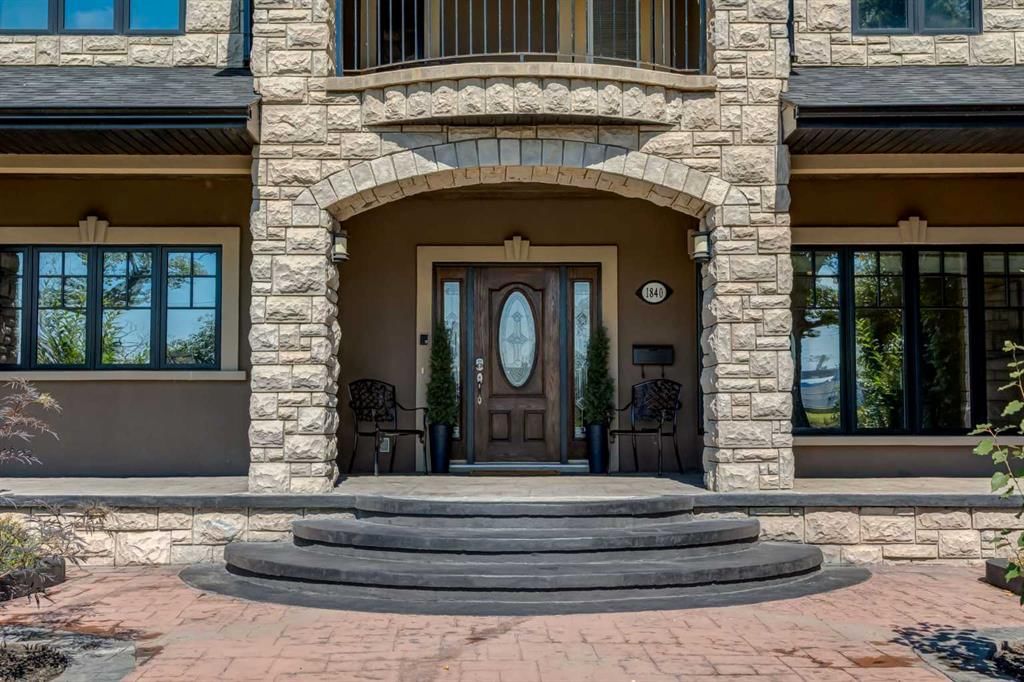 1840 Westmount Boulevard NW, Calgary — photo 2 of 50