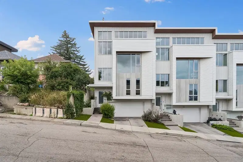 2205 17 Street SW, Calgary — main listing photo