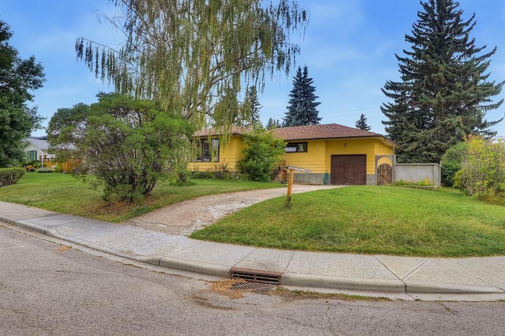 3304 36 Avenue SW, Calgary — photo 3 of 7