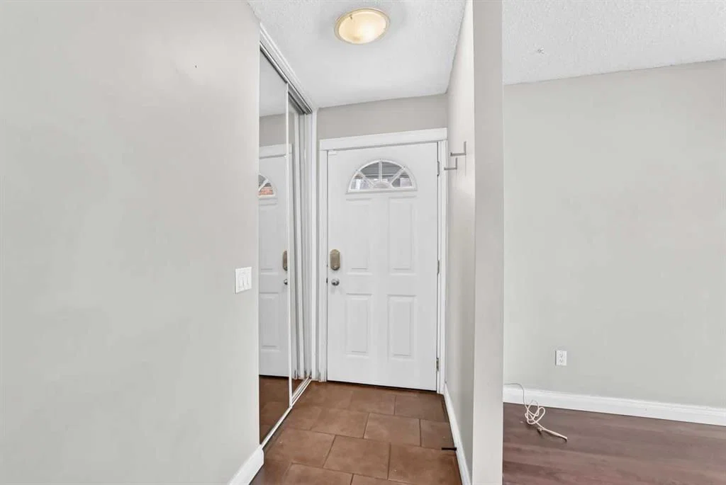 512 Malvern Drive NE, Calgary — photo 3 of 50