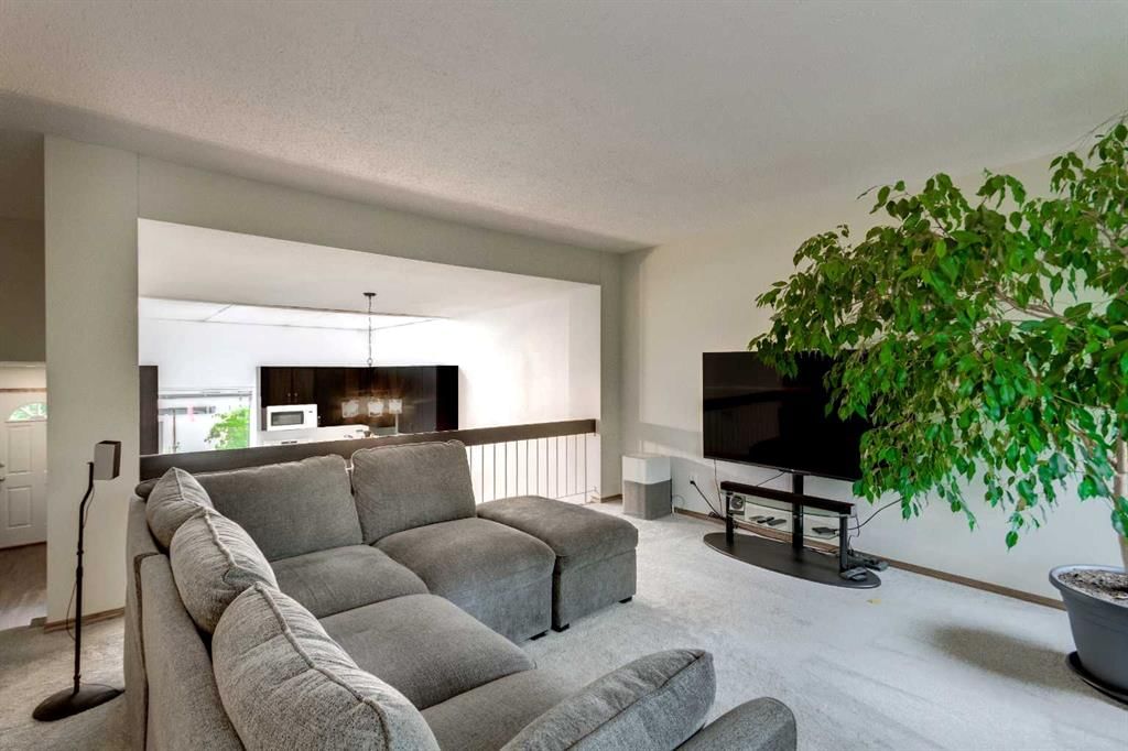 386 Brae Glen Crescent SW, Calgary — photo 4 of 40