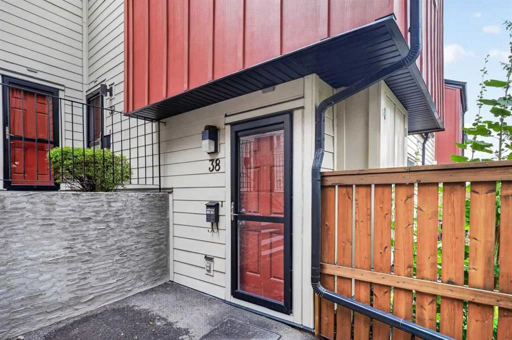 38, 4740 Dalton Drive NW, Calgary — main listing photo