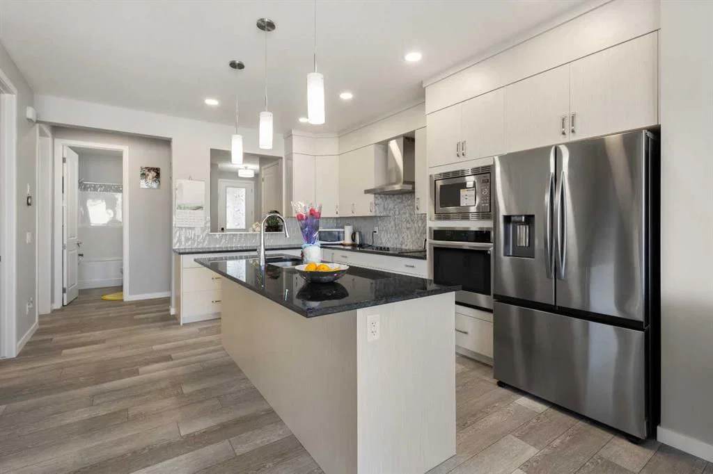 35 Lucas Passage NW, Calgary — main listing photo