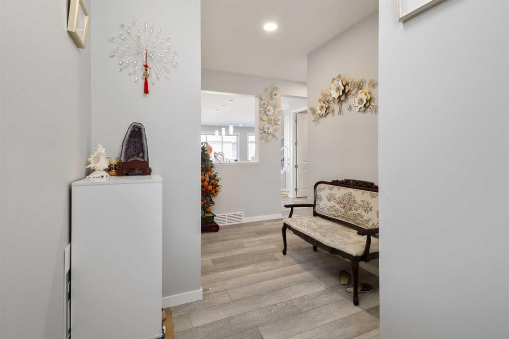 35 Lucas Passage NW, Calgary — photo 3 of 44