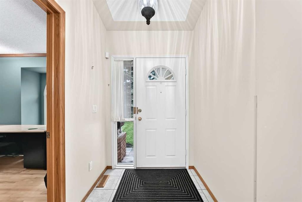 1030 Shawnee Road SW, Calgary — photo 3 of 49