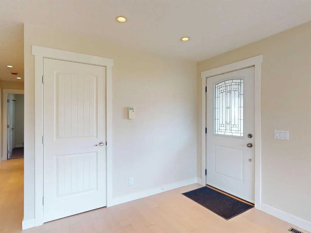 23 Brown Crescent NW, Calgary — photo 3 of 45