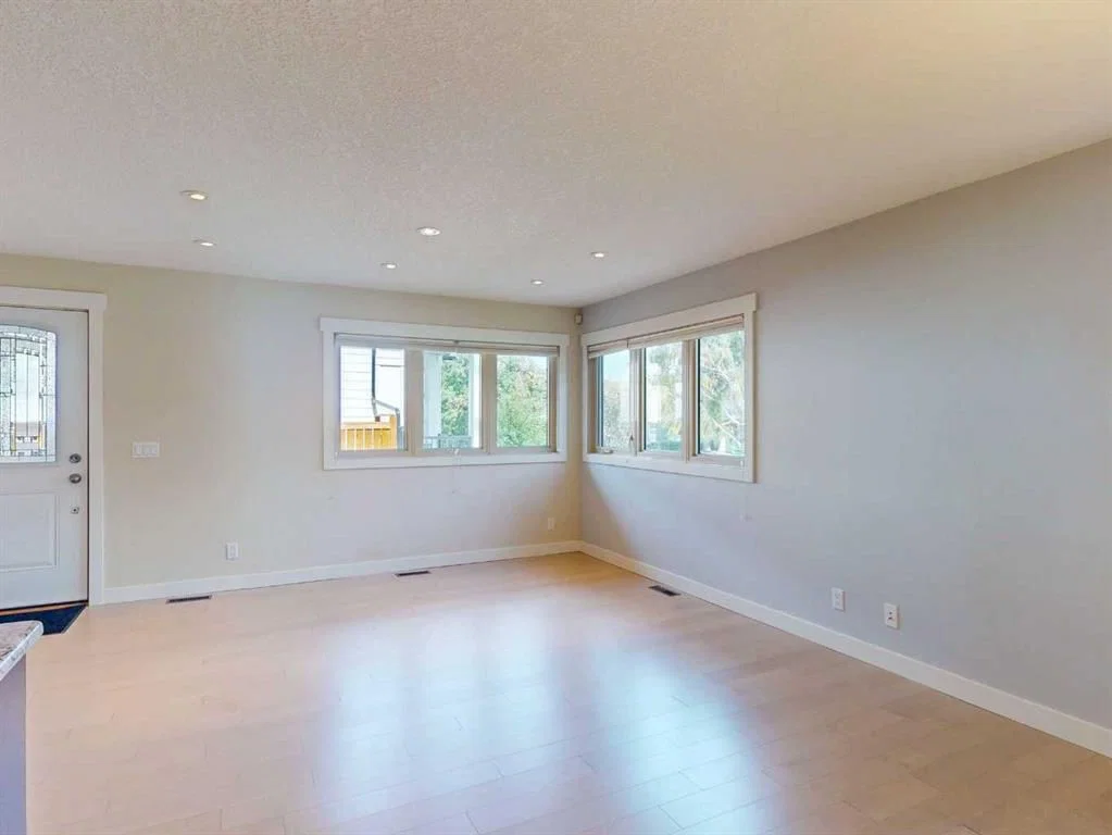 23 Brown Crescent NW, Calgary — photo 4 of 45
