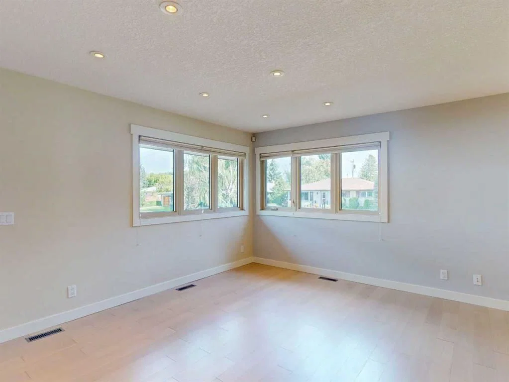 23 Brown Crescent NW, Calgary — photo 5 of 45