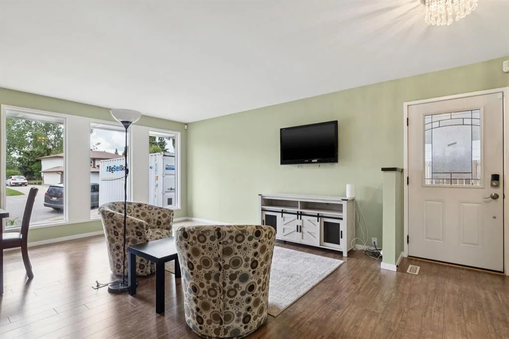 28 Cantrell Bay SW, Calgary — photo 4 of 33