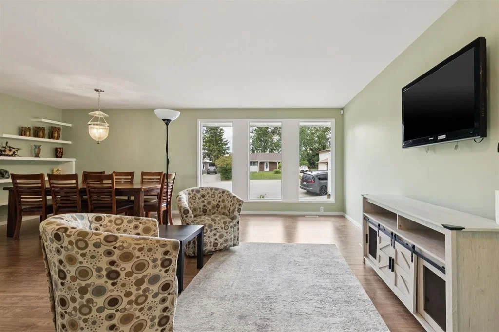 28 Cantrell Bay SW, Calgary — photo 5 of 33