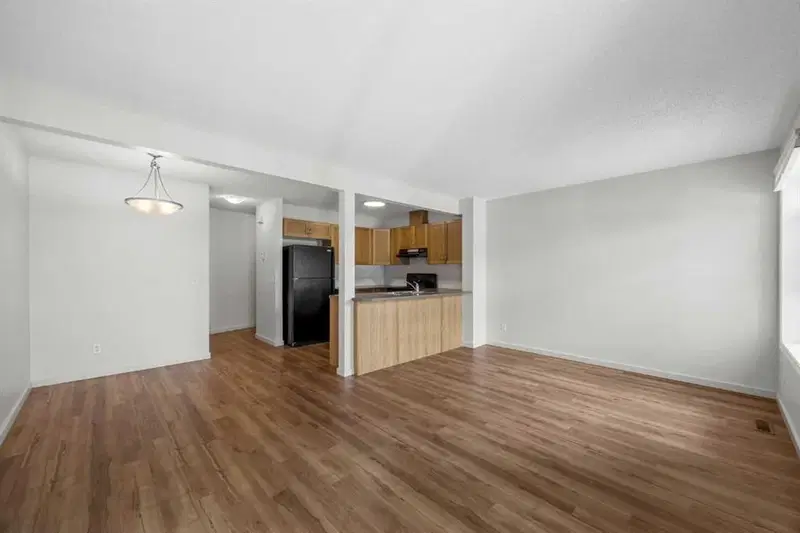 27 Panatella Villas NW, Calgary — photo 5 of 34