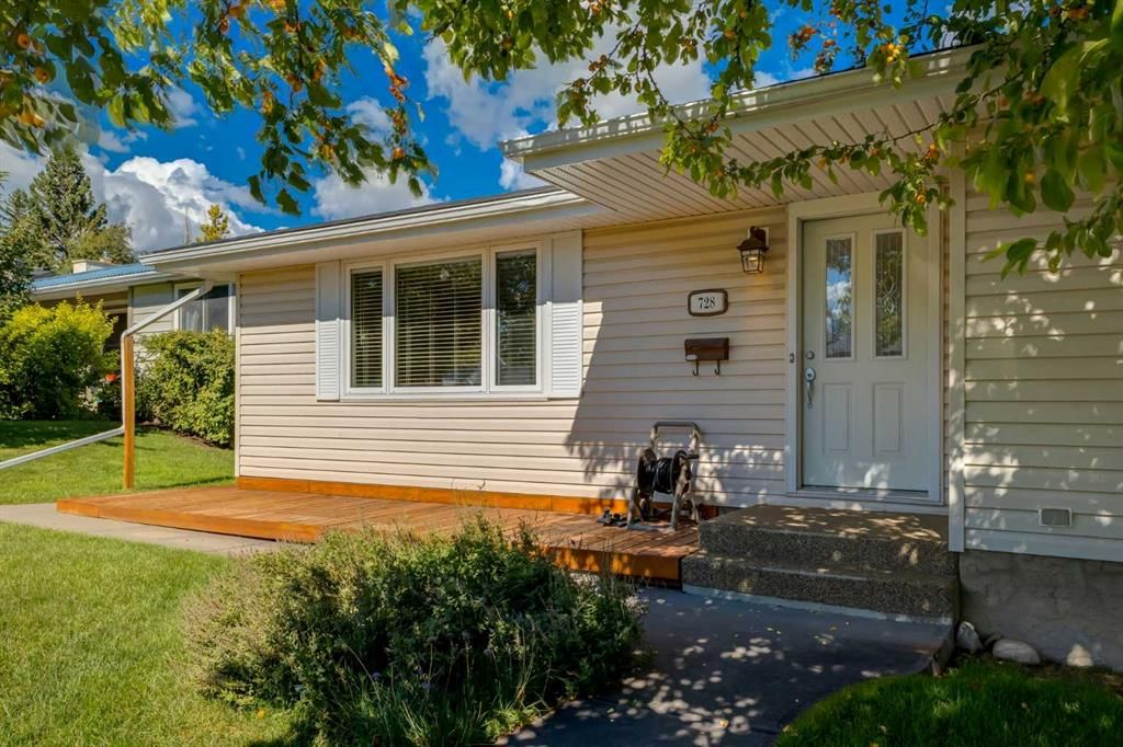728 Canfield Place SW, Calgary — photo 2 of 46