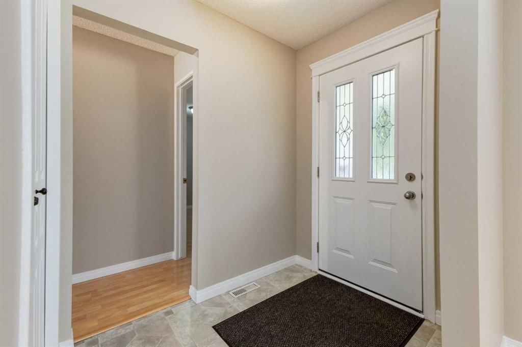 728 Canfield Place SW, Calgary — photo 3 of 46
