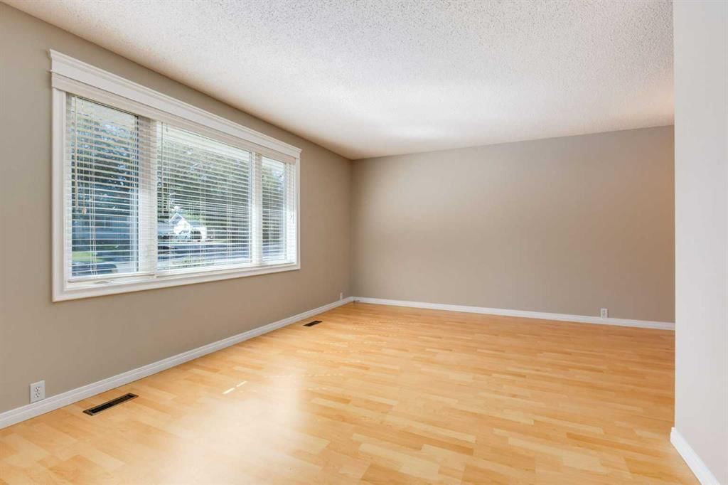 728 Canfield Place SW, Calgary — photo 4 of 46