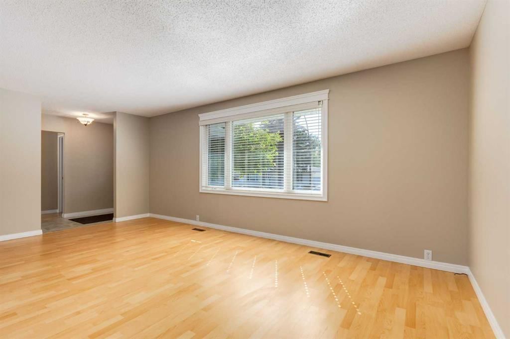 728 Canfield Place SW, Calgary — photo 5 of 46