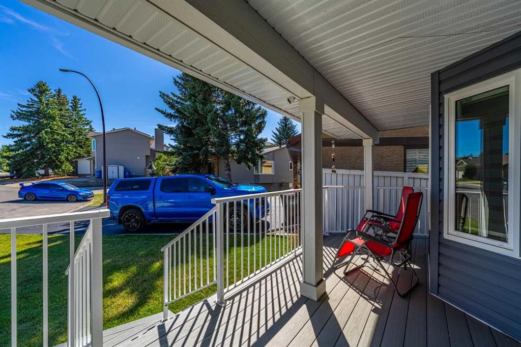 135 Sandarac Place NW, Calgary — photo 2 of 32