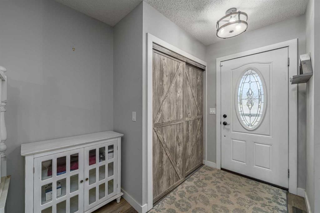 135 Sandarac Place NW, Calgary — photo 3 of 32