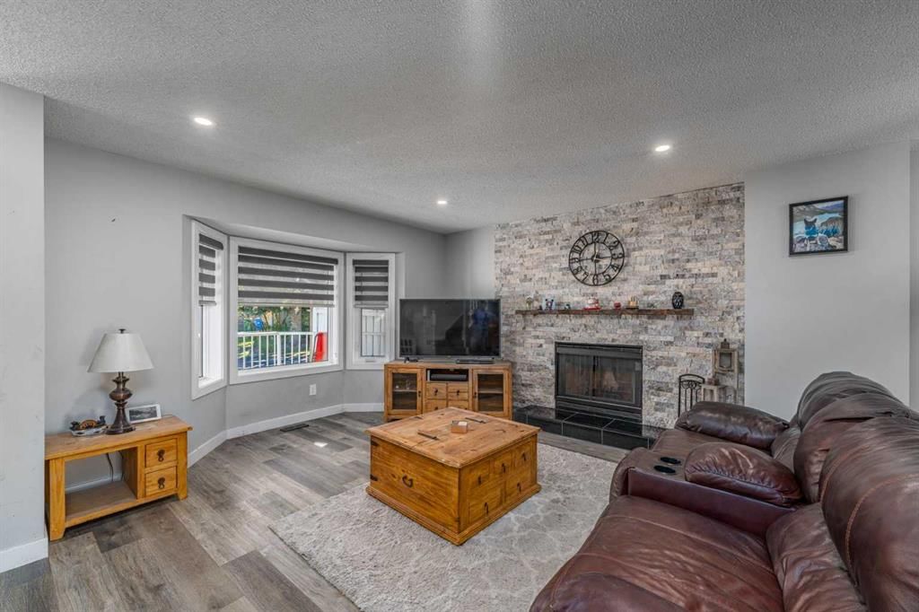 135 Sandarac Place NW, Calgary — photo 4 of 32