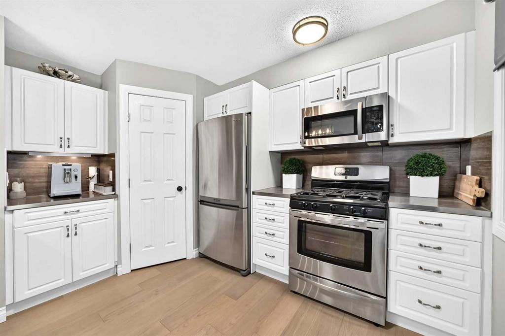 2275 Flanders Avenue SW, Calgary — photo 5 of 50