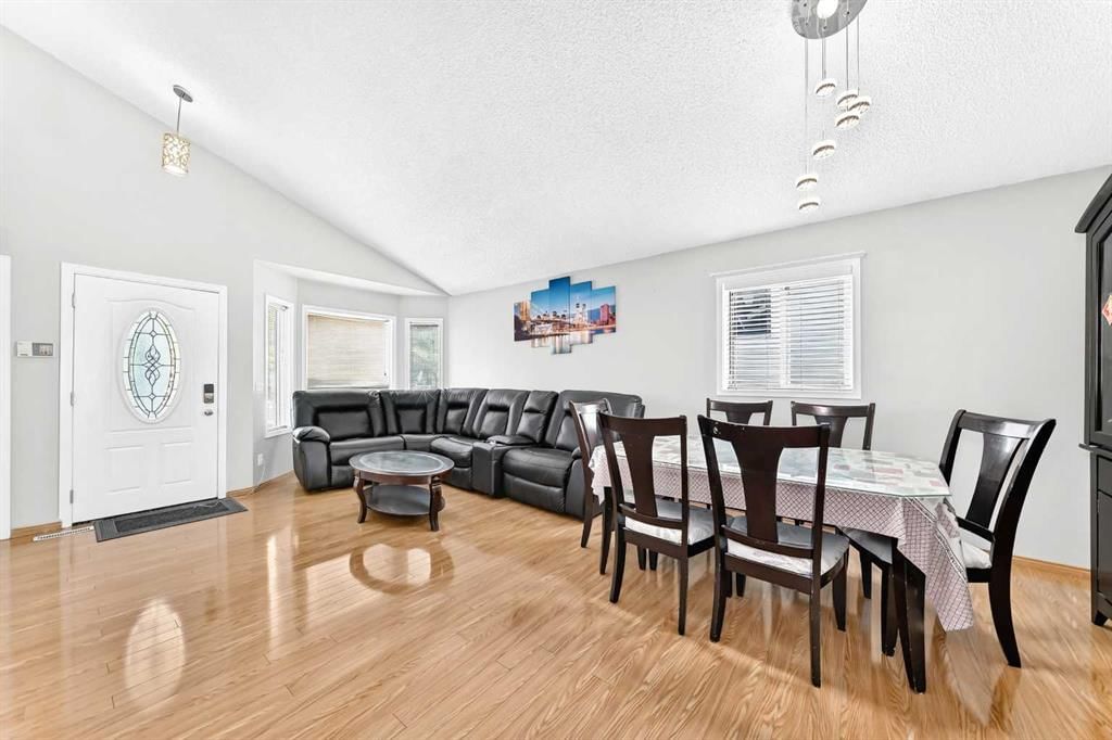 131 Applewood Drive SE, Calgary — photo 2 of 31