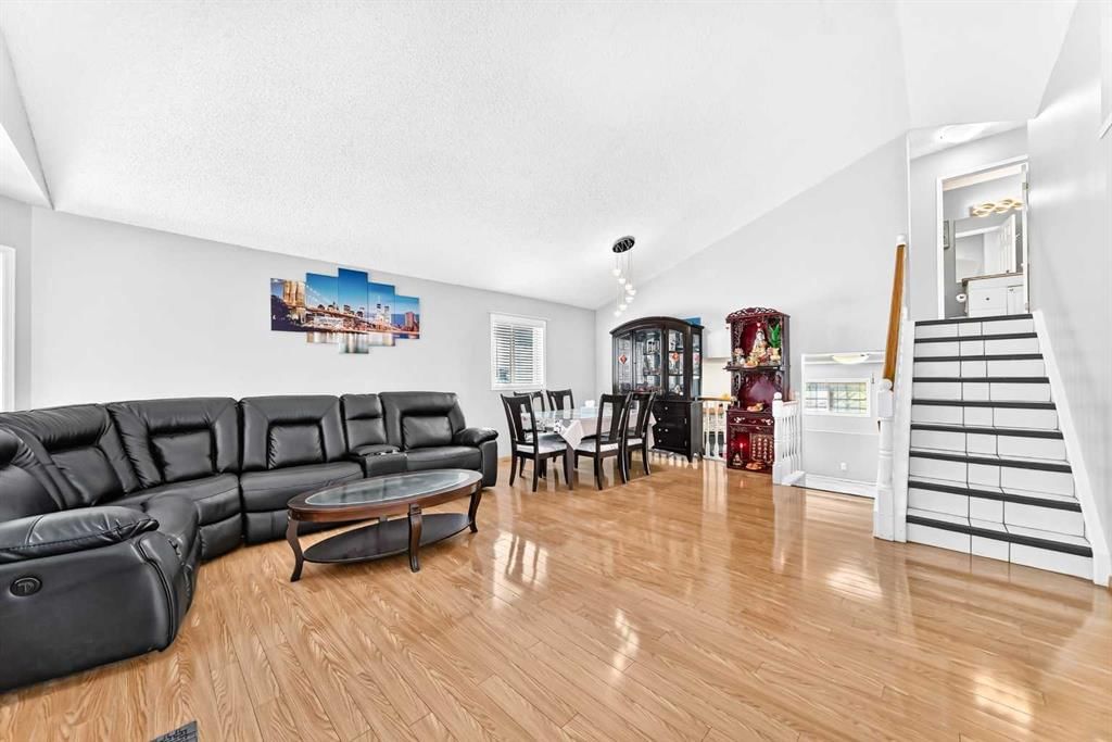 131 Applewood Drive SE, Calgary — photo 3 of 31