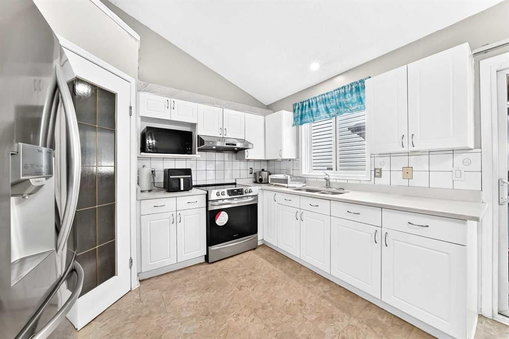 131 Applewood Drive SE, Calgary — photo 4 of 31