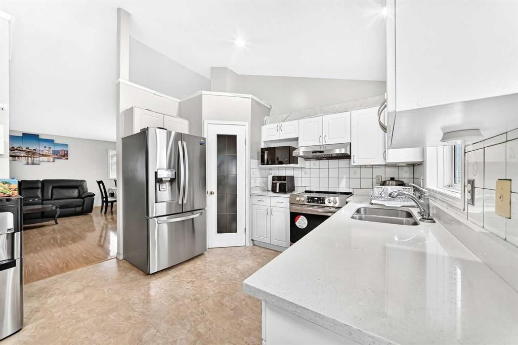 131 Applewood Drive SE, Calgary — photo 5 of 31