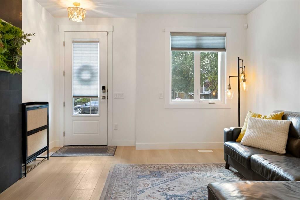 426 13 Avenue NE, Calgary — photo 4 of 26
