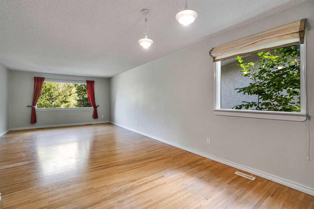 5319 Vicary Place NW, Calgary — photo 4 of 43