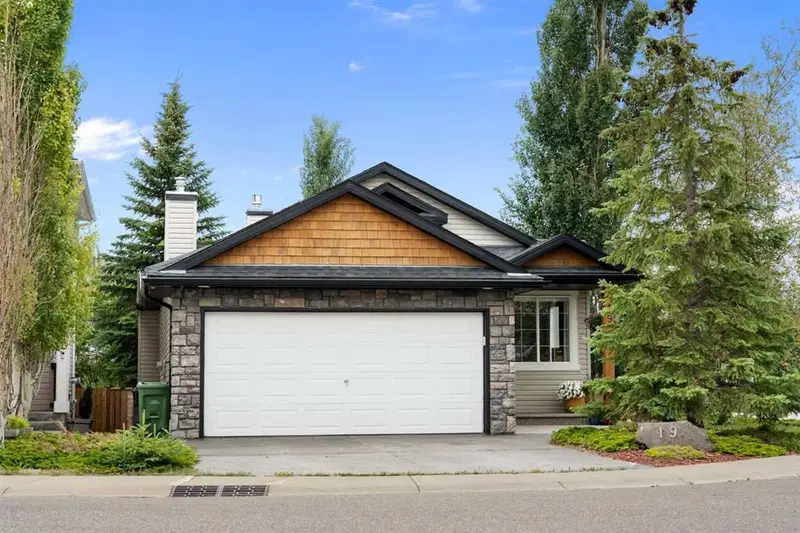 19 Rockmont Court NW, Calgary — photo 2 of 48