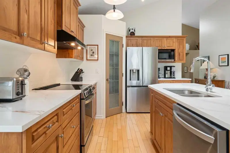 19 Rockmont Court NW, Calgary — photo 5 of 48