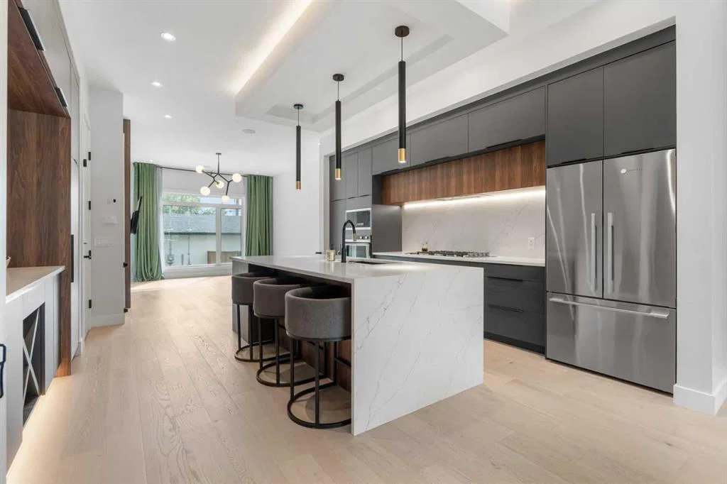 2431 6 Avenue NW, Calgary — photo 2 of 40