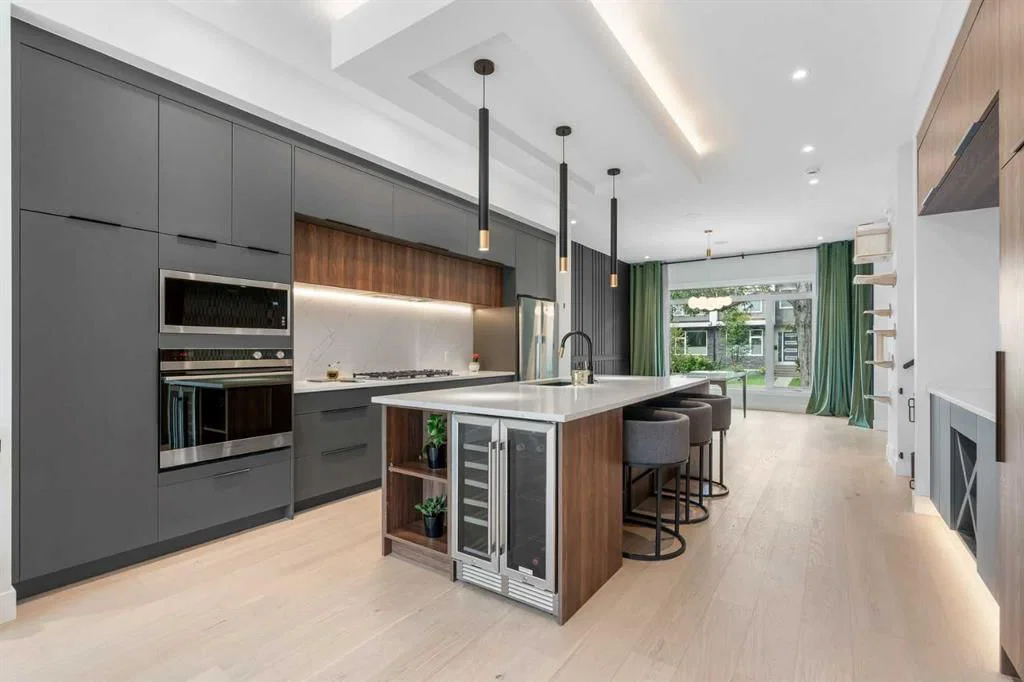 2431 6 Avenue NW, Calgary — photo 5 of 40