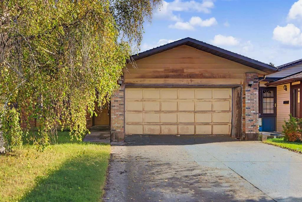32 Deersaxon Circle SE, Calgary — main listing photo
