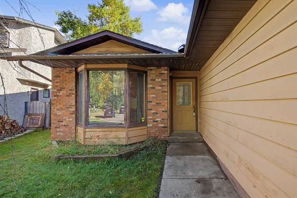 32 Deersaxon Circle SE, Calgary — photo 2 of 35