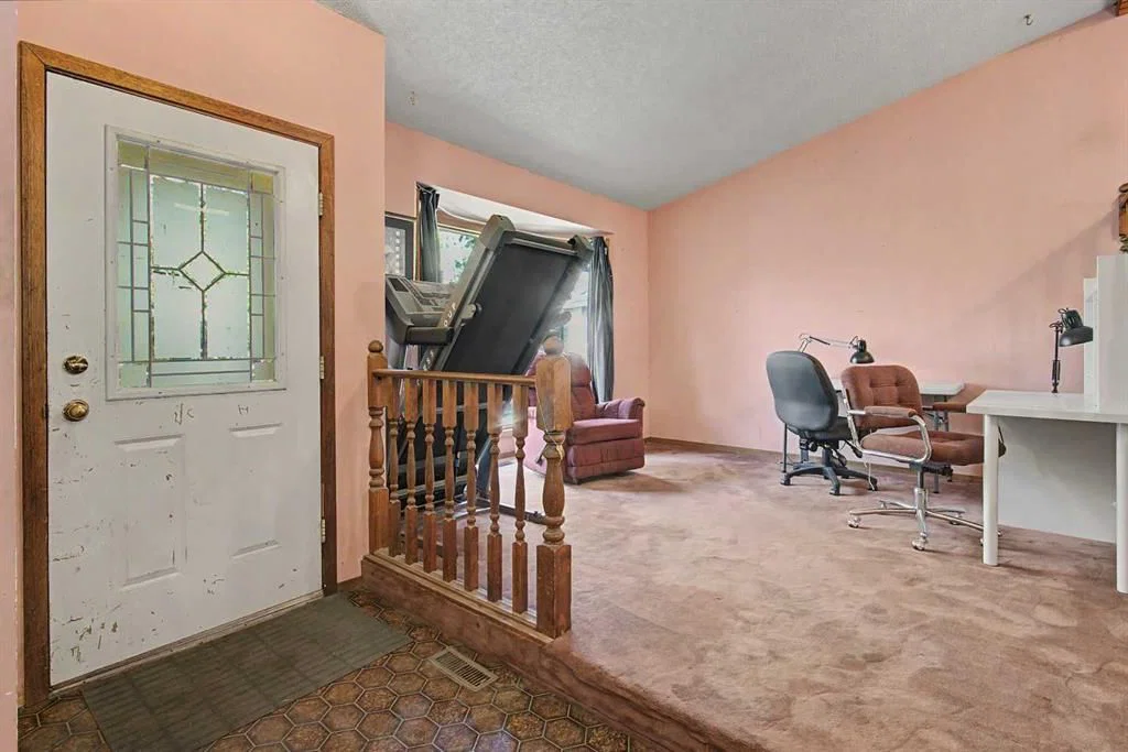 32 Deersaxon Circle SE, Calgary — photo 3 of 35