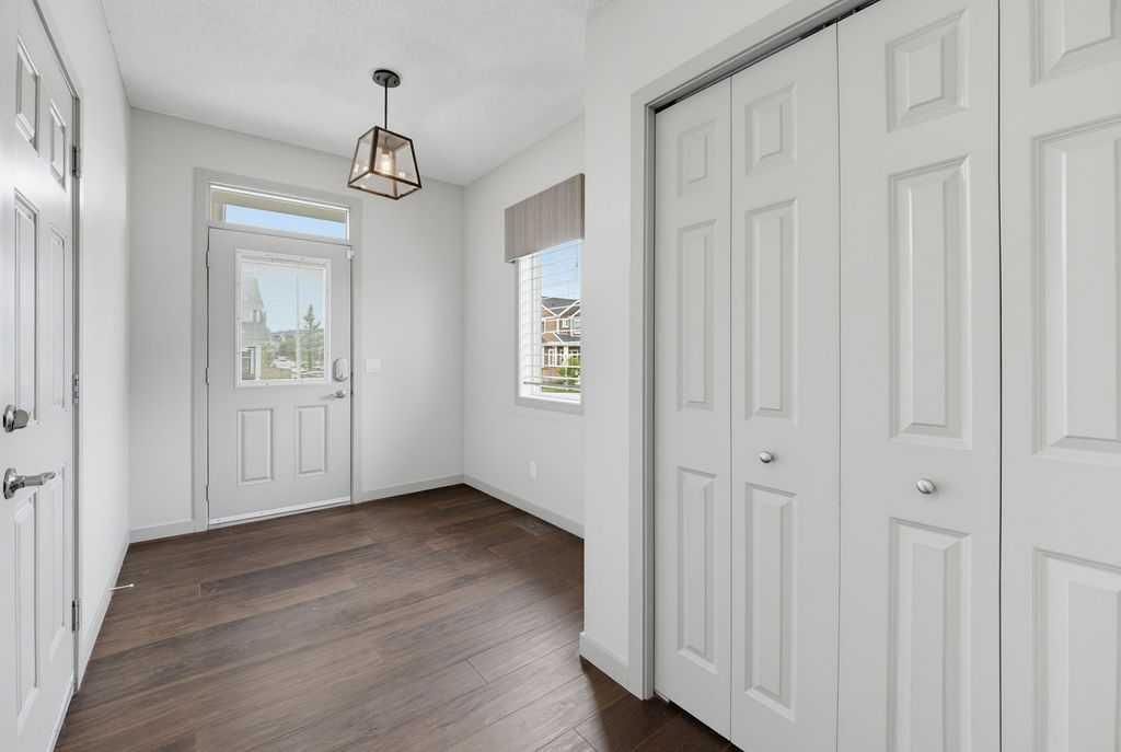 590 River Heights Crescent, Cochrane — photo 4 of 47