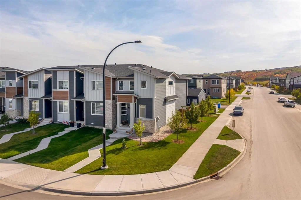211 Wolf Creek Avenue SE, Calgary — photo 4 of 44