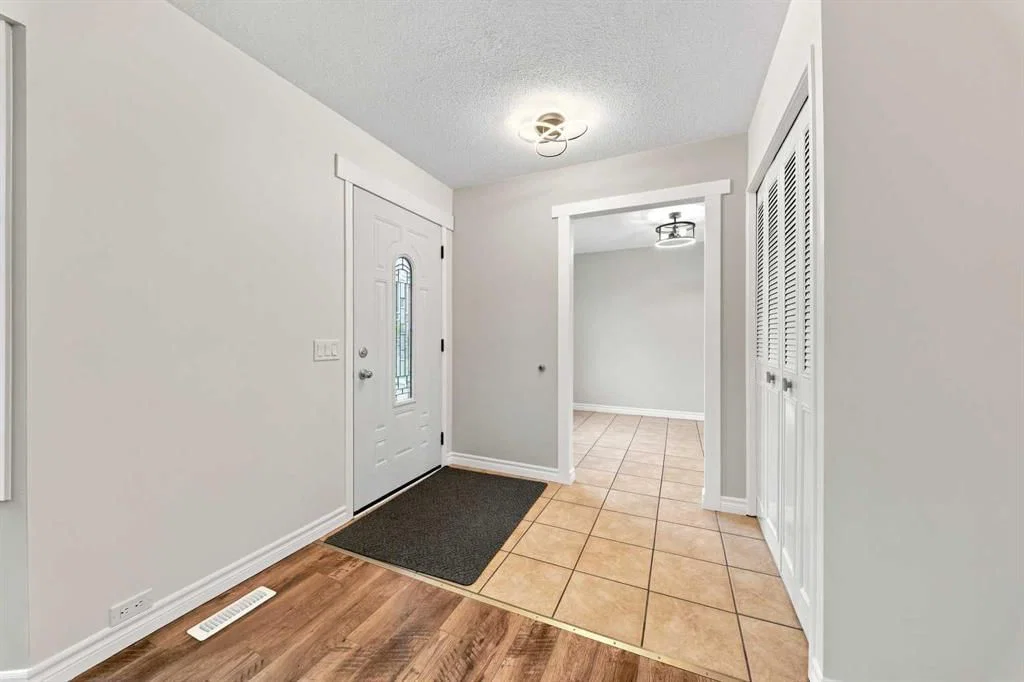248 Huntcroft Road NE, Calgary — photo 5 of 46