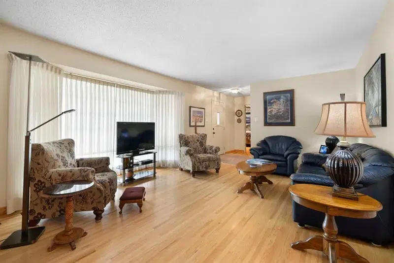 11219 Wilson Road SE, Calgary — photo 5 of 31