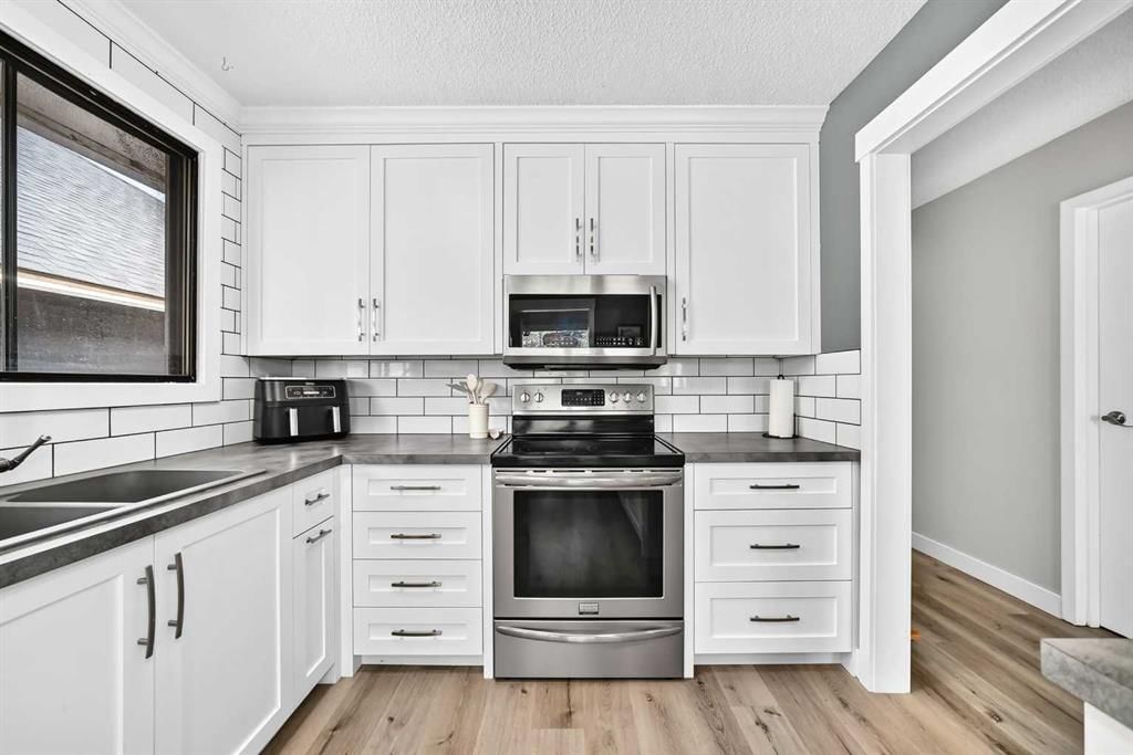 7731 47 Avenue NW, Calgary — photo 4 of 45